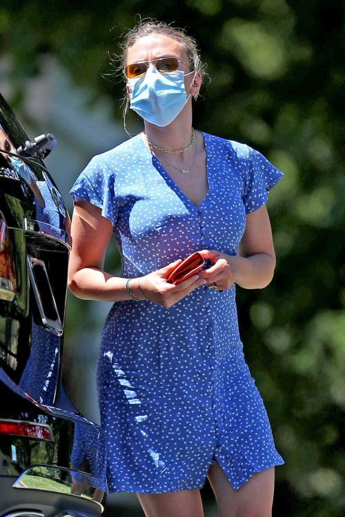 Scarlett Johansson Cleaning Her Car Out in New York 2020/06/08 6