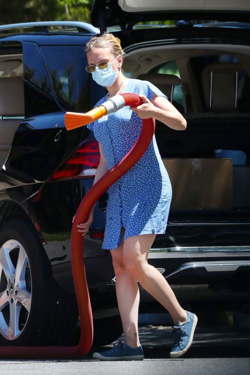 Scarlett Johansson Cleaning Her Car Out in New York 2020/06/08