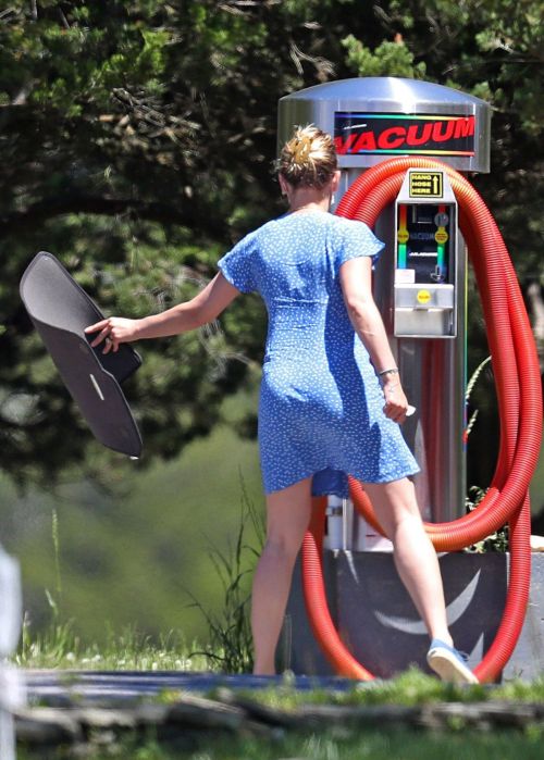 Scarlett Johansson Cleaning Her Car Out in New York 2020/06/08 14