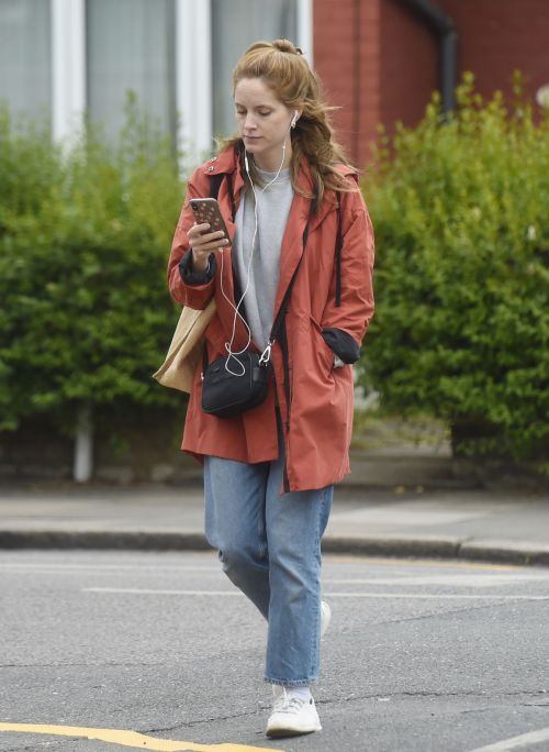 Sophie Rundle Out Shopping in London 2020/06/08 2