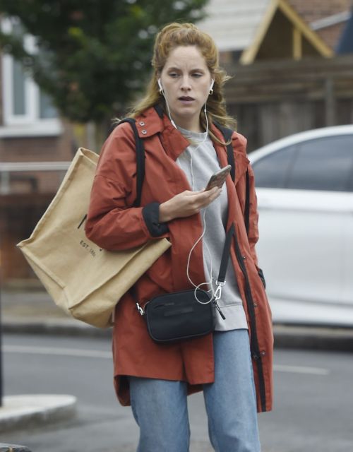 Sophie Rundle Out Shopping in London 2020/06/08 4
