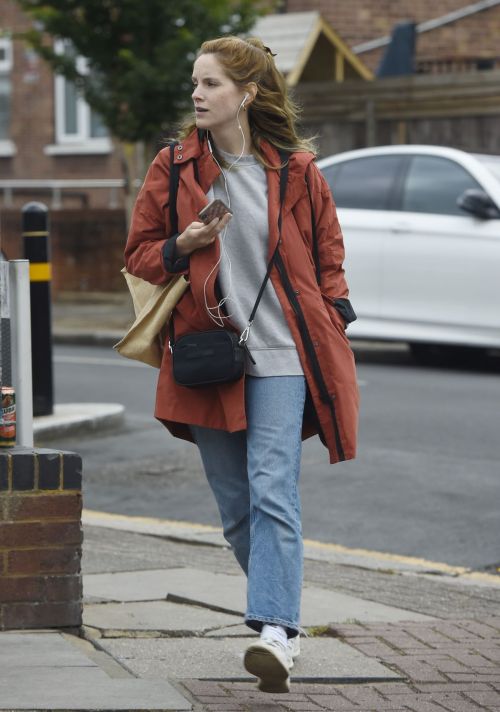 Sophie Rundle Out Shopping in London 2020/06/08 5