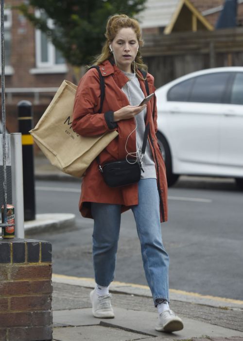 Sophie Rundle Out Shopping in London 2020/06/08 6