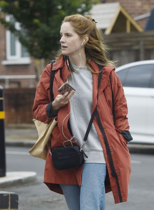 Sophie Rundle Out Shopping in London 2020/06/08 7