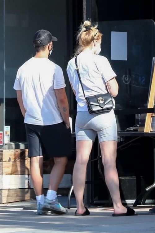Sophie Turner and Joe Jonas Out in Los Angeles 2020/06/21 2