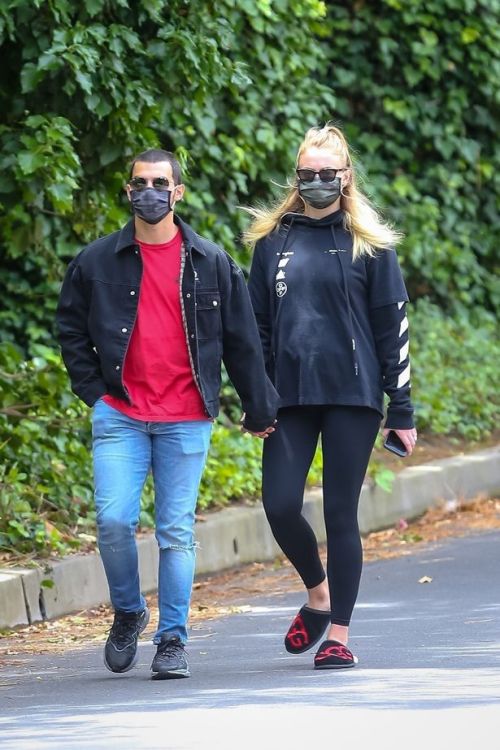 Sophie Turner flaunts her baby bump as she steps out with hubby Joe Jonas