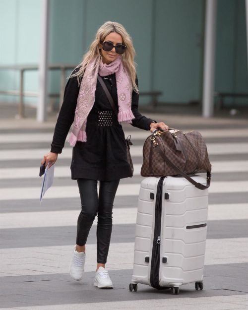 Stacey Hampton Out with Luggage in Melbourne 2020/05/31 2