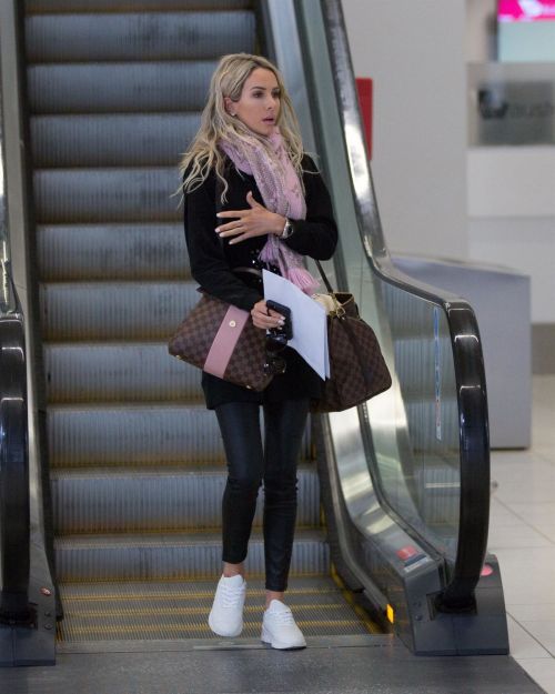 Stacey Hampton Out with Luggage in Melbourne 2020/05/31 6