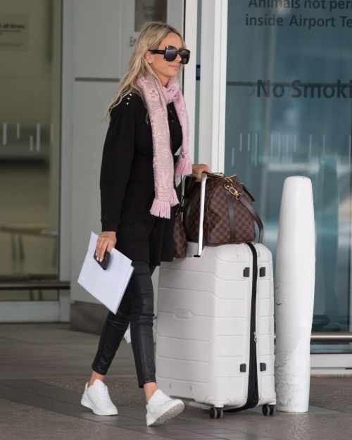Stacey Hampton Out with Luggage in Melbourne 2020/05/31 7