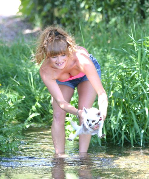 SUMMER Monteys-Fullam Out with Her Dog in Green Fields in London 2020/05/29 3