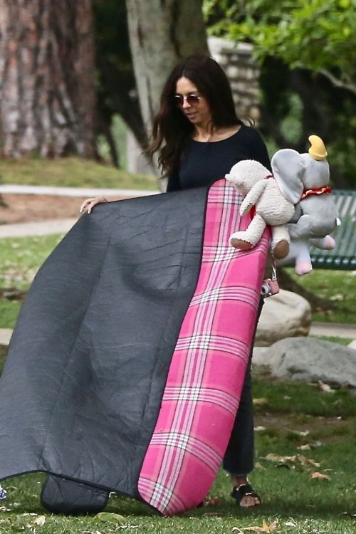 Terri Seymour Out at a Park in Beverly Hills 2020/06/05 3