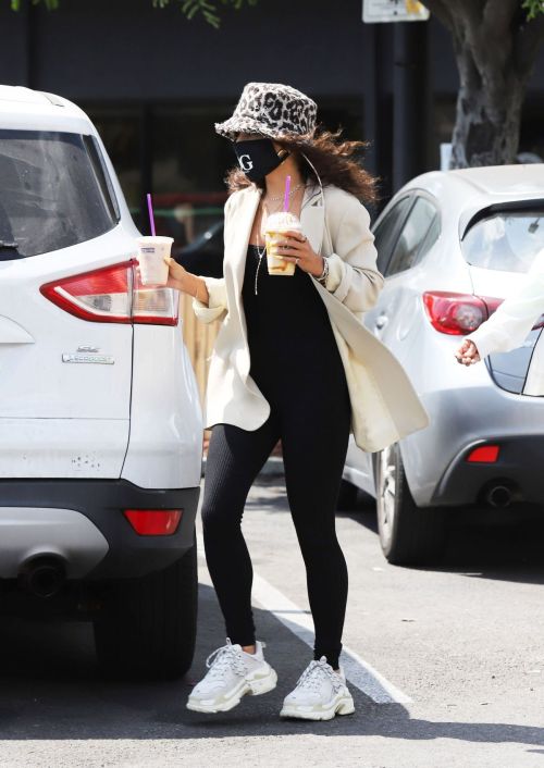Vanessa Hudgens Out for Coffee in Los Angeles 2020/06/06