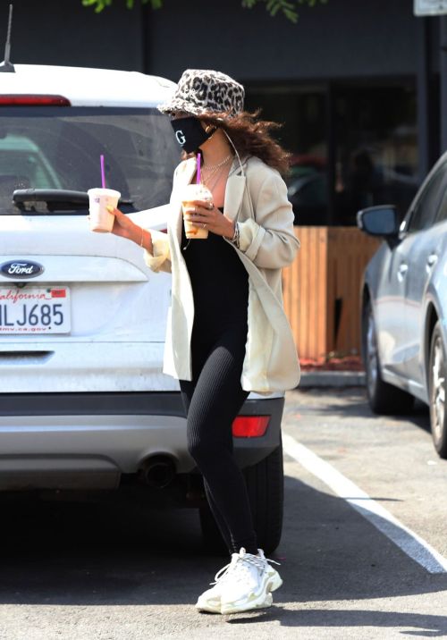 Vanessa Hudgens Out for Coffee in Los Angeles 2020/06/06 1