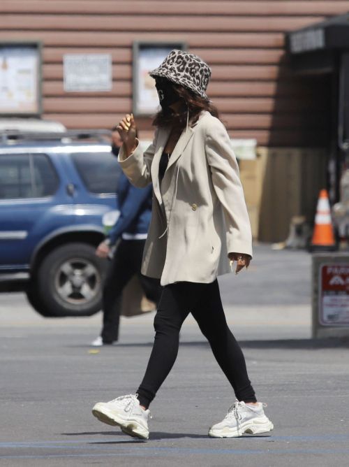 Vanessa Hudgens Out for Coffee in Los Angeles 2020/06/06 7