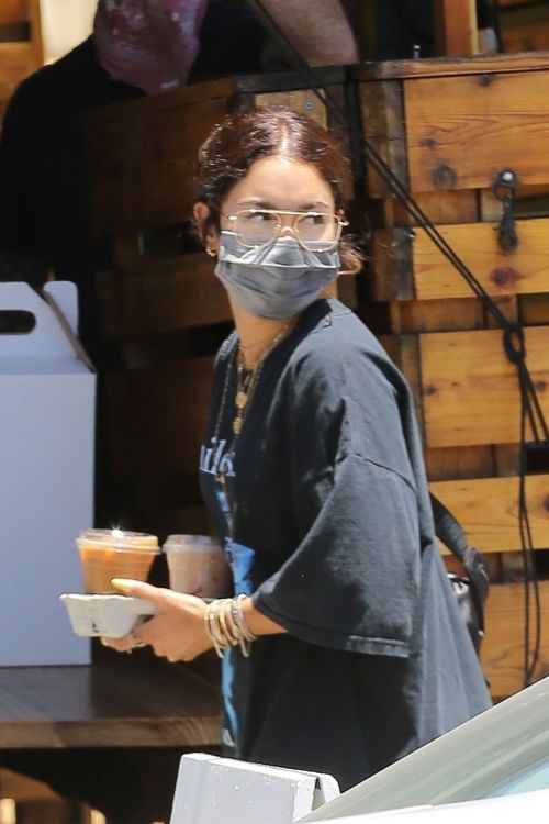 Vanessa Hudgens Picking Up Food Out in Los Angeles 2020/06/13 12