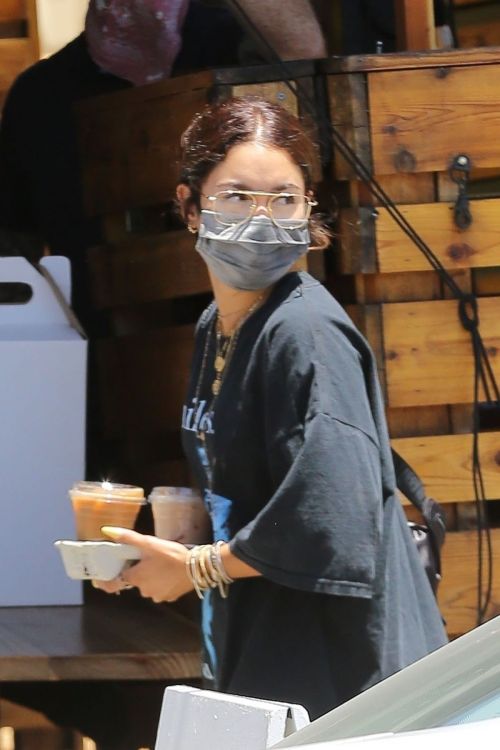 Vanessa Hudgens Picking Up Food Out in Los Angeles 2020/06/13 4
