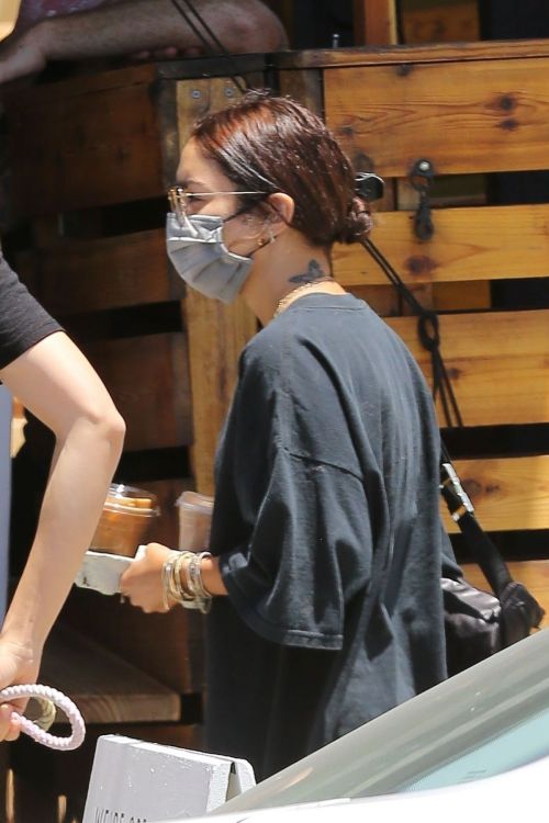 Vanessa Hudgens Picking Up Food Out in Los Angeles 2020/06/13