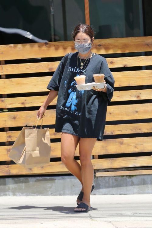 Vanessa Hudgens Picking Up Food Out in Los Angeles 2020/06/13 10