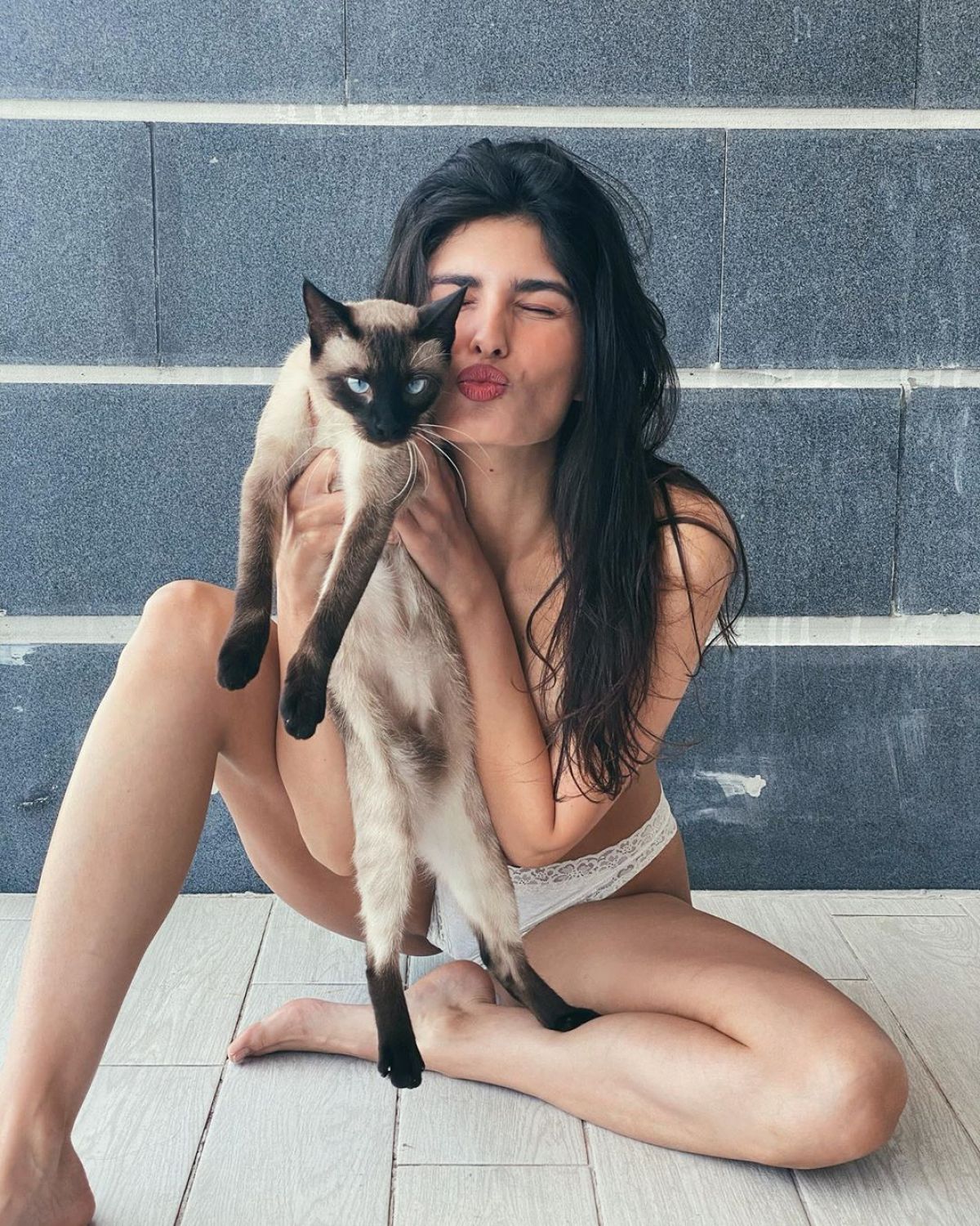 Yael Cohen Shared in White Bikini Photos in Instagram 2020/06/11