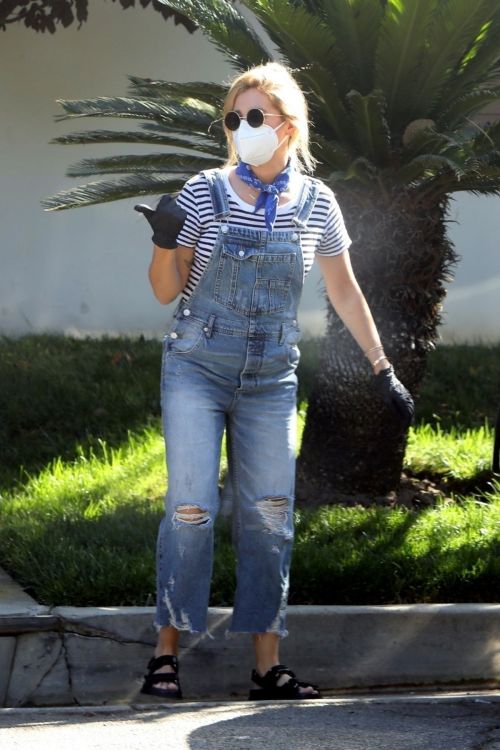 Ashley Tisdale in Denim Overalls Out House Hunting in Los Angeles 2020/09/18 6