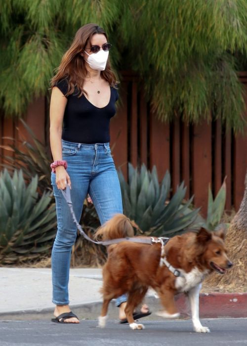 Aubrey Plaza and Jeff Baena Out with Her Dogs in Los Angeles 2020/07/19 3