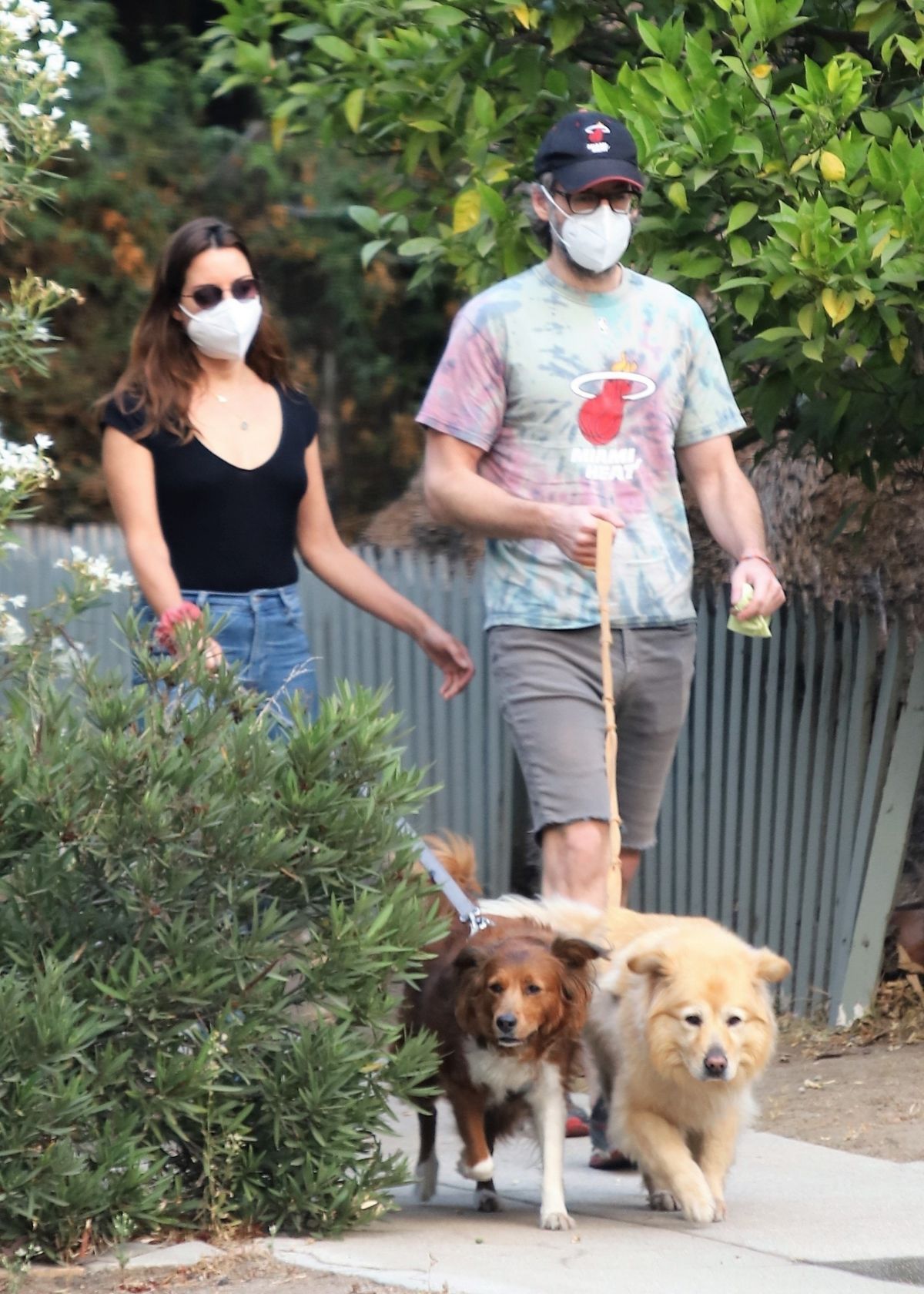 Aubrey Plaza and Jeff Baena Out with Her Dogs in Los Angeles 2020/07/19