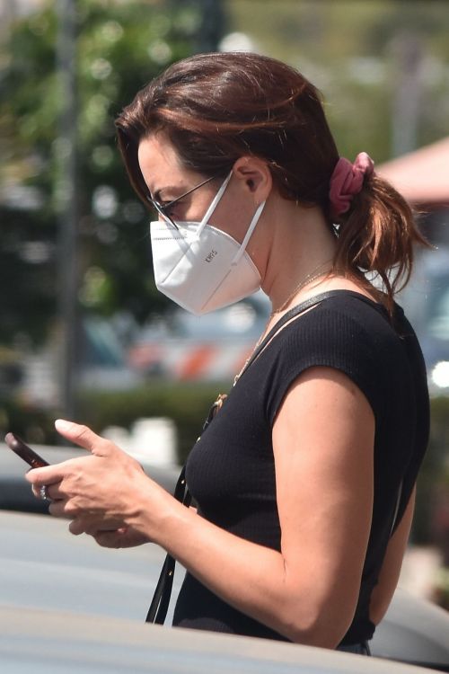 Aubrey Plaza in Denim at a Gas Station in Los Angeles 2020/09/20