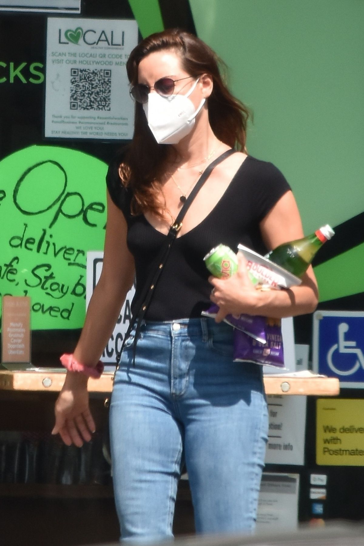 Aubrey Plaza in Denim at a Gas Station in Los Angeles 2020/09/20