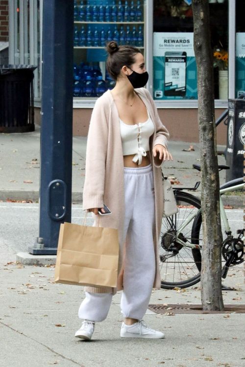 Bailee Madison Out and About in Vancouver 2020/09/09