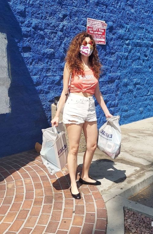 Blanca Blanco in Denim Shorts Out Shopping in Los Angeles 2020/09/20 2