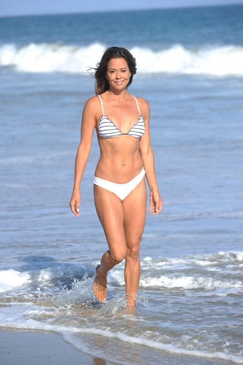 Brooke Burke in Bikini Filming Her Body App at a Beach in Malibu 2020/08/10