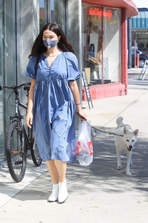 Crystal Reed Out with Her Dog in Los Angeles 2020/09/22