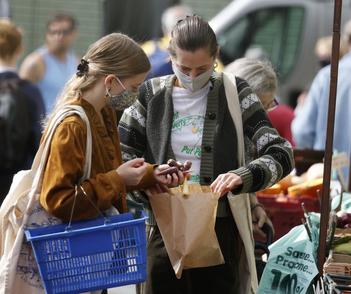 Emma Corrin Shopping at Farmers Market in London 2020/09/21