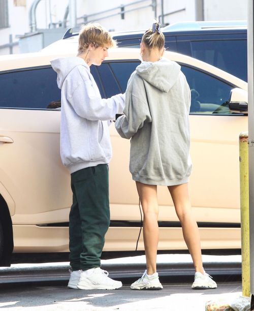 Hailey and Justin Bieber Out for Breakfast After a Workout in West Hollywood 2020/09/23 3