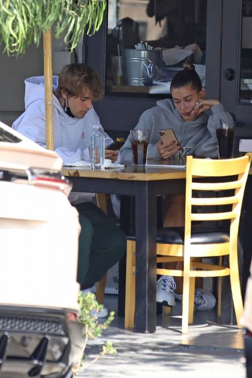 Hailey and Justin Bieber Out for Breakfast After a Workout in West Hollywood 2020/09/23 5