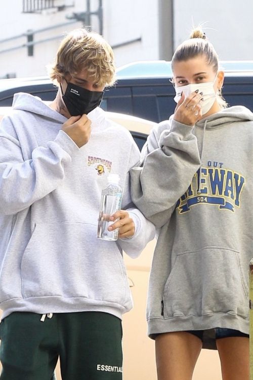 Hailey and Justin Bieber Out for Breakfast After a Workout in West Hollywood 2020/09/23 6