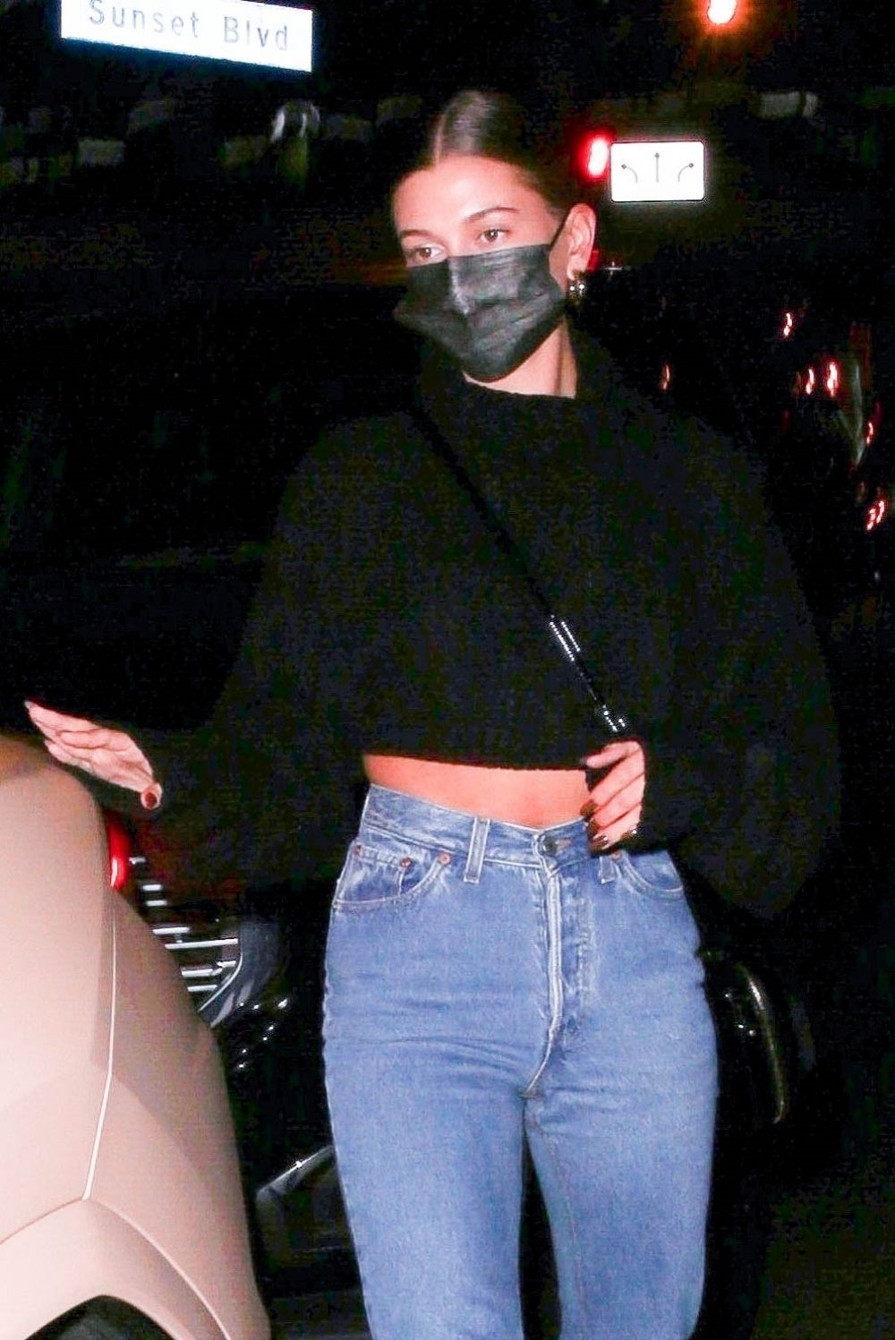Hailey Bieber in Tight Denim Night Out in Los Angeles 2020/09/21