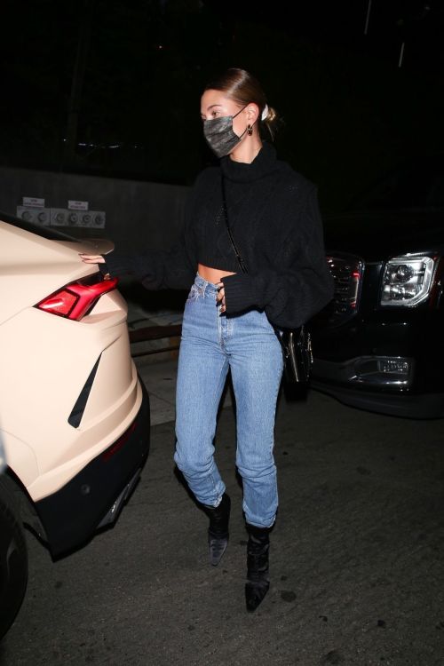 Hailey Bieber in Tight Denim Night Out in Los Angeles 2020/09/21