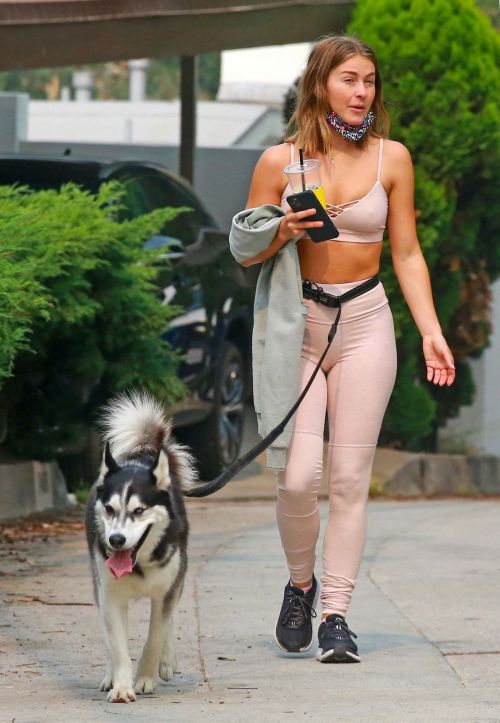 Julianne Hough in Tights Out with Her Dog in Los Angeles 2020/09/11 1