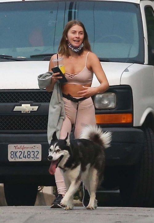 Julianne Hough in Tights Out with Her Dog in Los Angeles 2020/09/11