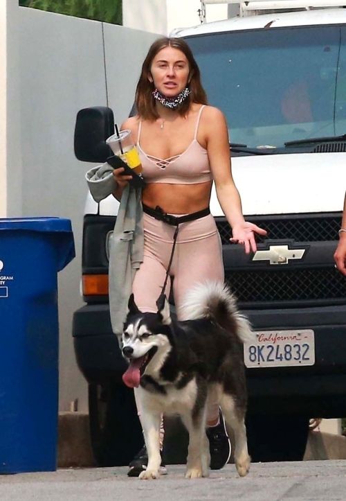 Julianne Hough in Tights Out with Her Dog in Los Angeles 2020/09/11 5
