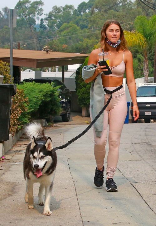 Julianne Hough in Tights Out with Her Dog in Los Angeles 2020/09/11 9
