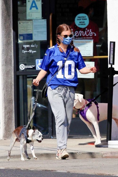 Kate Mara Out with Her Dog in Los Angeles 2020/09/20 3