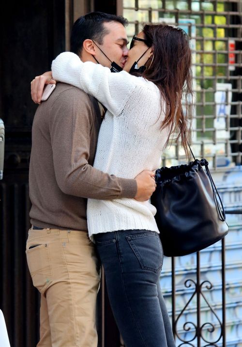 Katie Holmes and Emilio Vitolo Jr. Kissing Outside His Restaurant in New York 2020/09/18