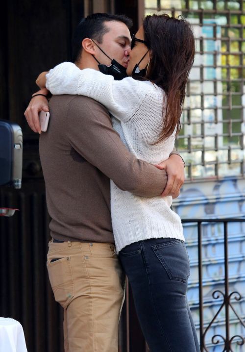 Katie Holmes and Emilio Vitolo Jr. Kissing Outside His Restaurant in New York 2020/09/18 2