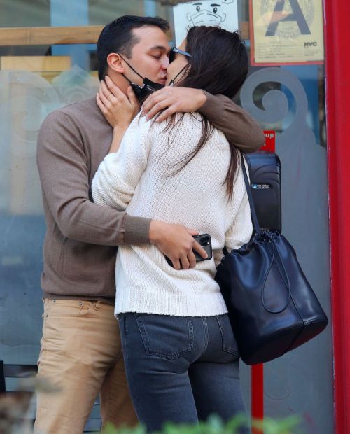 Katie Holmes and Emilio Vitolo Jr. Kissing Outside His Restaurant in New York 2020/09/18 3