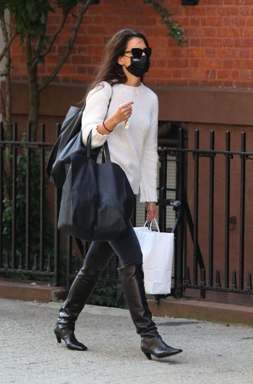 Katie Holmes and Emilio Vitolo Jr. Kissing Outside His Restaurant in New York 2020/09/18 4