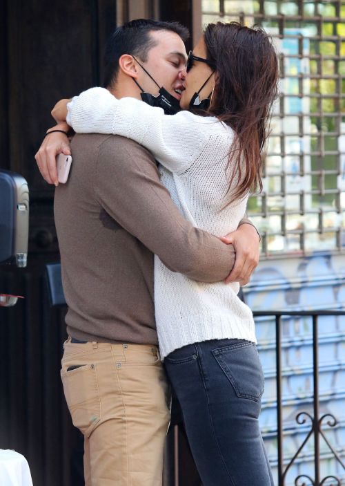 Katie Holmes and Emilio Vitolo Jr. Kissing Outside His Restaurant in New York 2020/09/18 6