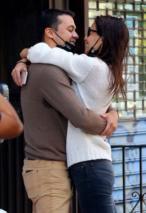 Katie Holmes and Emilio Vitolo Jr. Kissing Outside His Restaurant in New York 2020/09/18