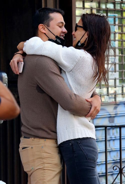 Katie Holmes and Emilio Vitolo Jr. Kissing Outside His Restaurant in New York 2020/09/18 7